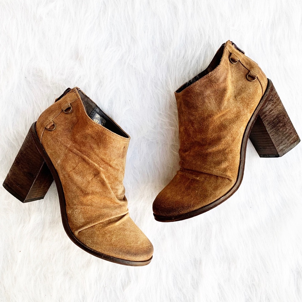BOUTIQUE 9 Shale Suede Burnished Ankle Booties 8.5